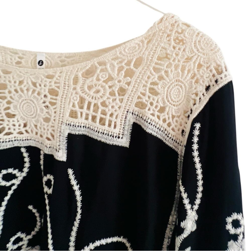 Leo & Nicole Elegant Black and Cream Lace Women's Top - Picture 3 of 5